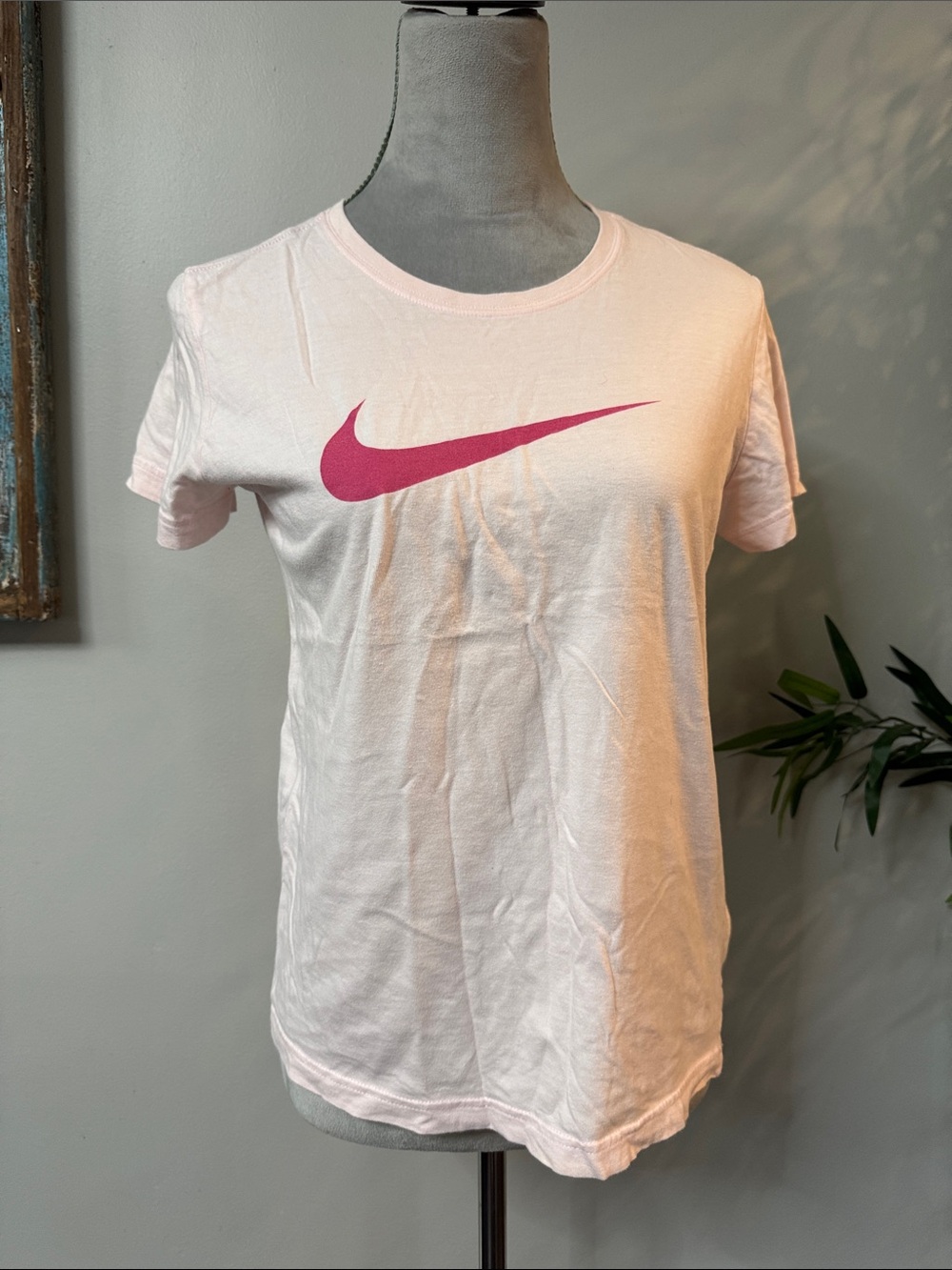 Nike Women's Light Pink Tee with Hot Pink Swoosh EUC M